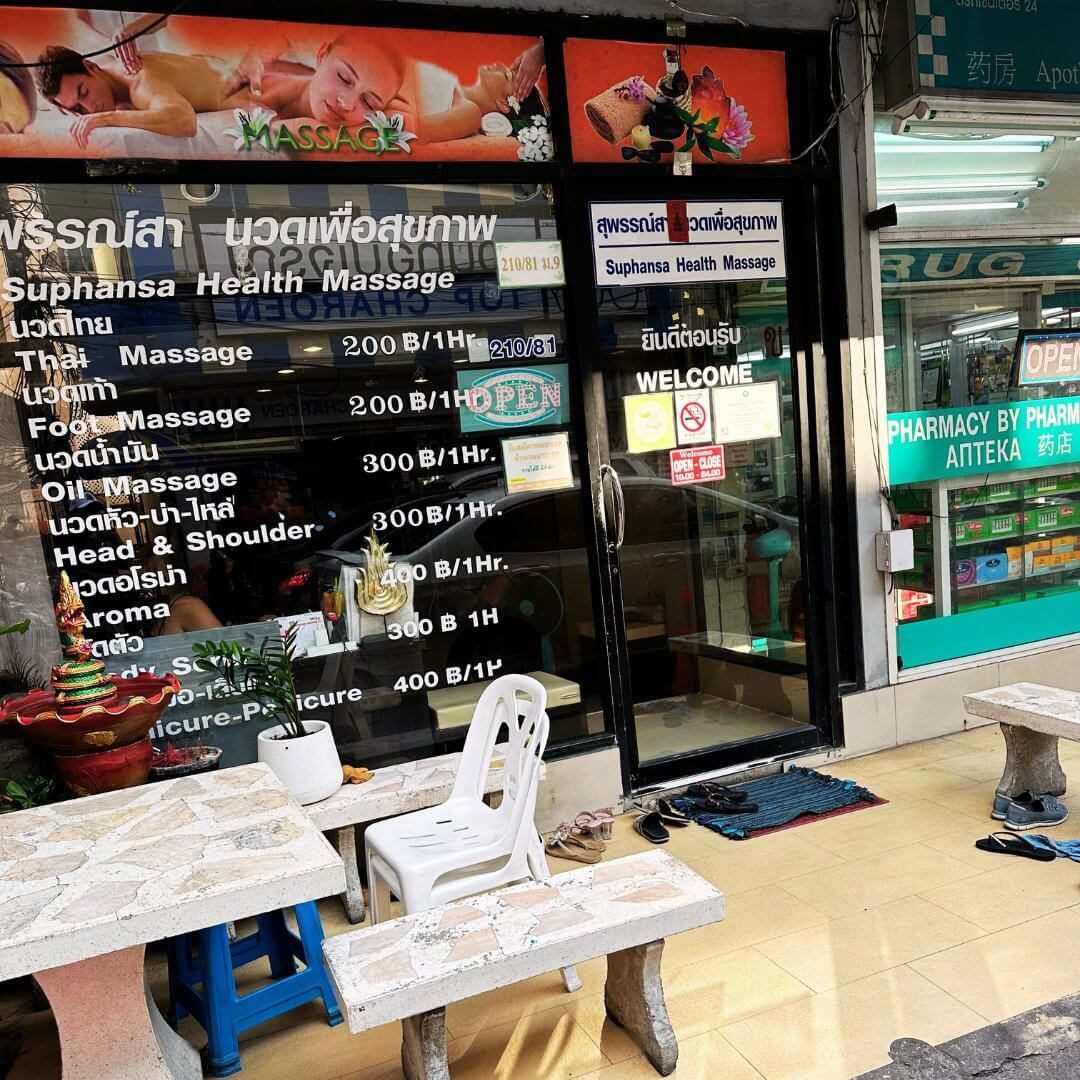 Eingang eines Massage-Salons in Pattaya, Thailand, mit Angeboten wie Thai-Massage, Fußmassage und Aromatherapie.