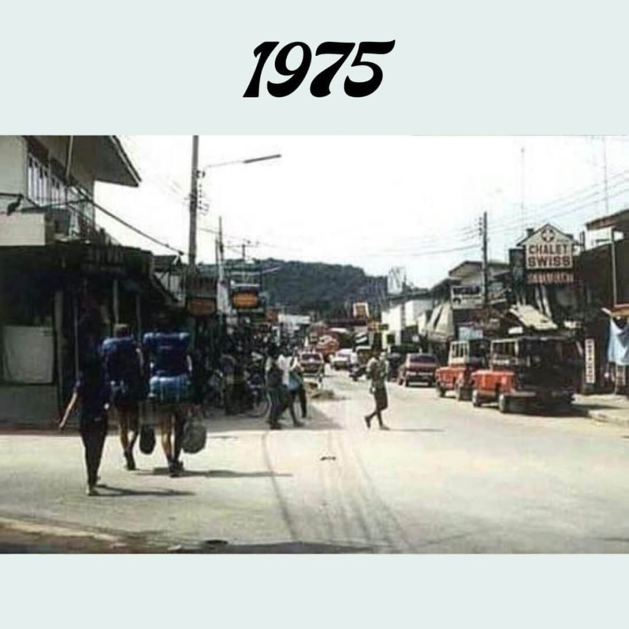 Walking Street Pattaya 1975: Blick auf die sich entwickelnde Straße mit dem Chalet Swiss Hotel, Fußgängern und ersten Touristeneinrichtungen