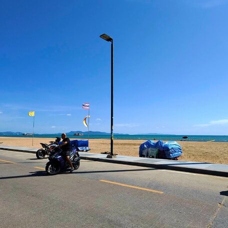 Strandpromenade am Jomtien Beach Jomtien Beach mit Strandpromenade, Straße, Motorrädern und Meer tagsüber