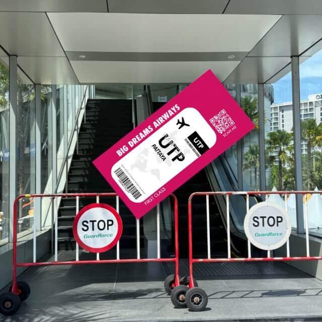 Flugticket und Weiterreise Pinkes Flugticket vor einem gesperrten Eingangsbereich mit Absperrgittern