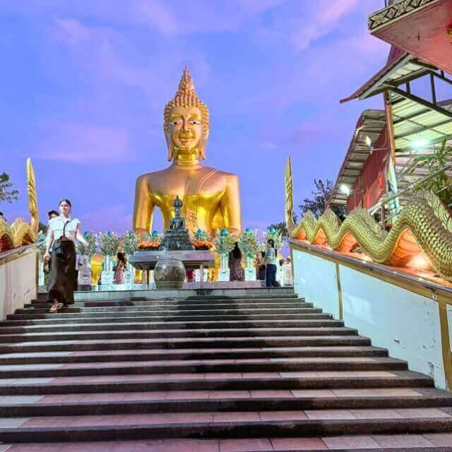 Treppe zum Big Buddha in Pattaya reppenaufgang zum Big Buddha am Wat Phra Yai in Pattaya