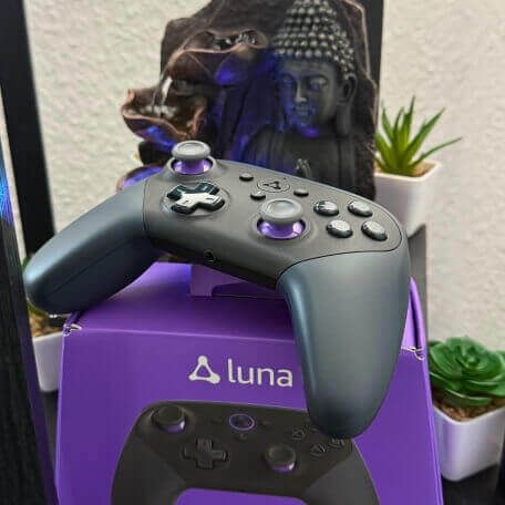 Amazon Luna Controller auf der Verpackung vor dekorativem Hintergrund