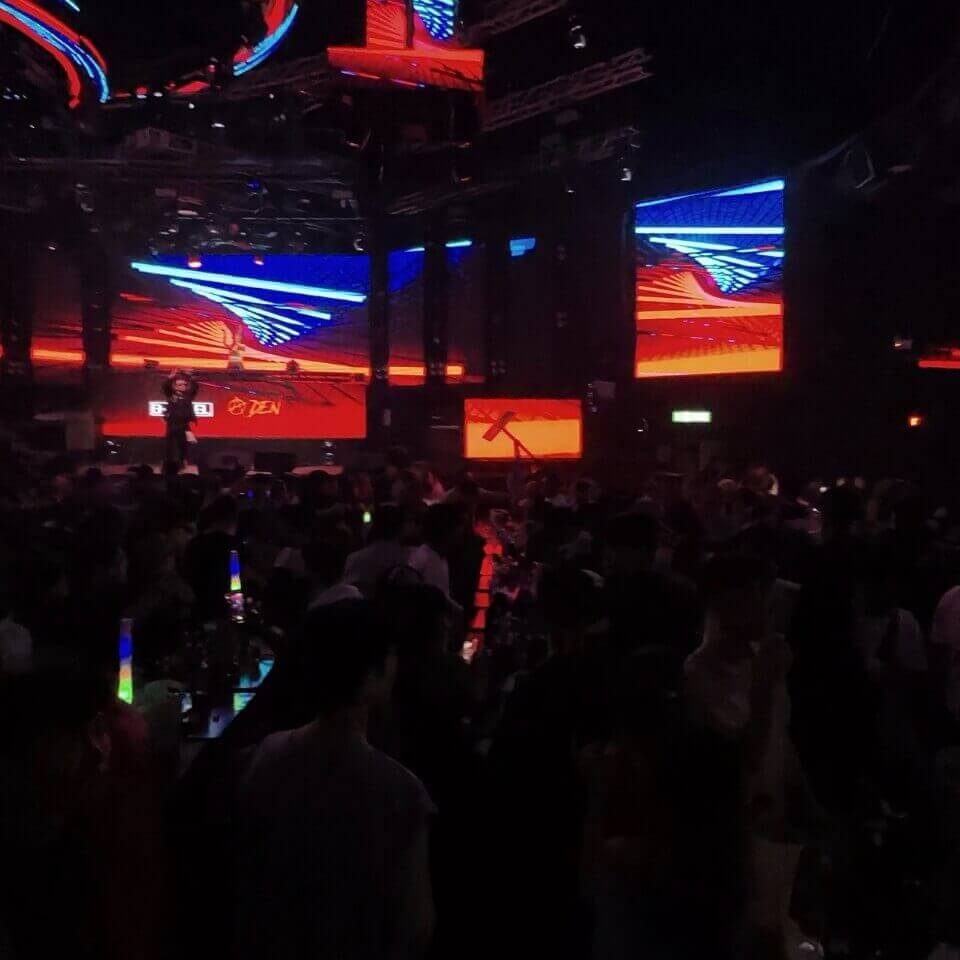 Tanzfläche im Thai Club Pattaya mit LED-Wänden und Gästen