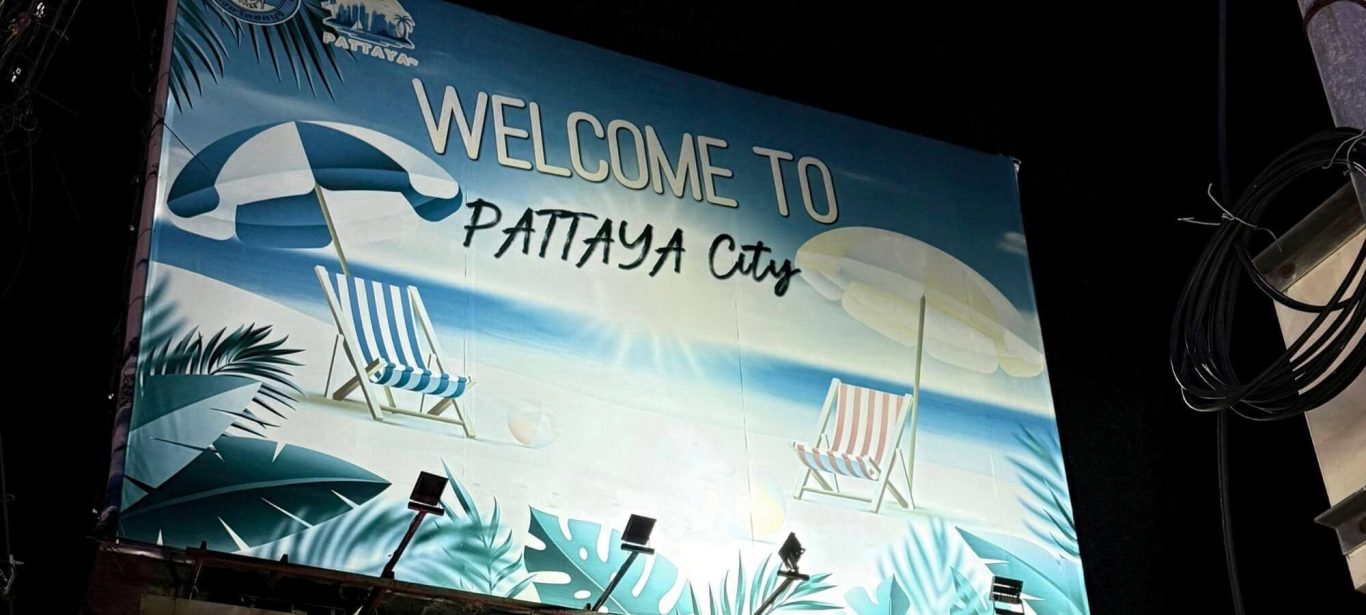 Altes Eingangsschild der Walking Street in Pattaya bei Nacht 2025