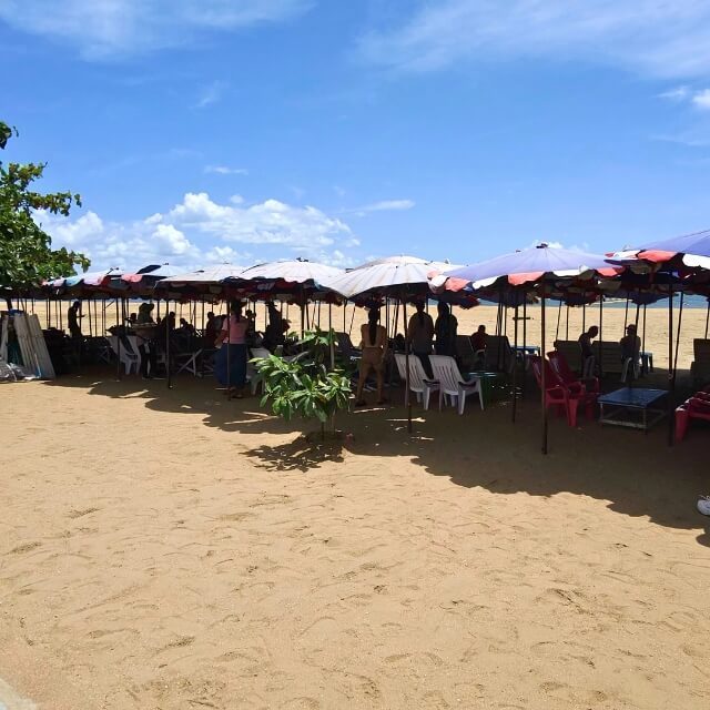 Strand mit Sonnenschirmen und Sitzplätzen in Thailand