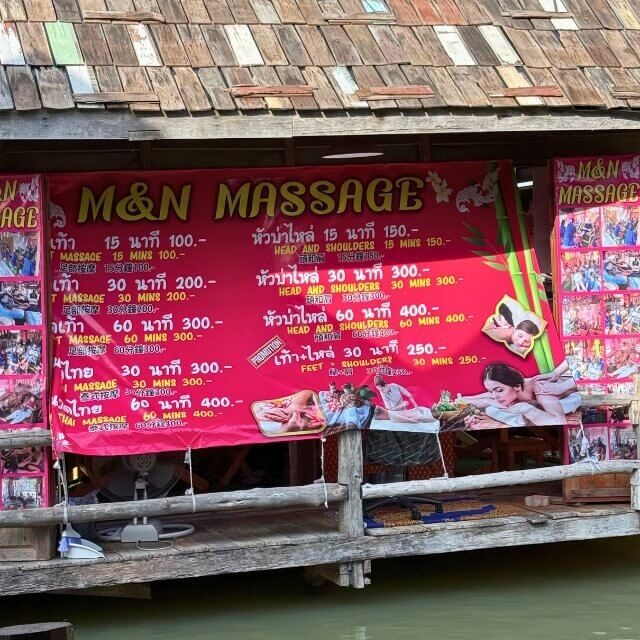 M&N Massage am Pattaya Floating Market mit großer Preistafel für verschiedene Massageangebote