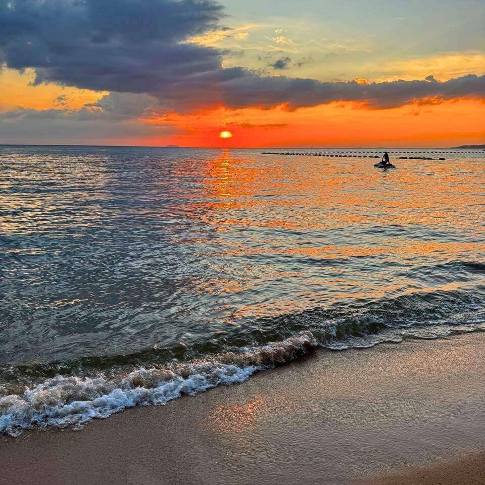 Sonnenuntergang am Strand Sonnenuntergang über dem Meer mit ruhiger Brandung am Strand