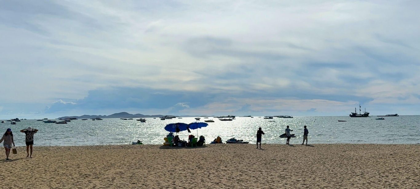 Pattaya Beach bei wechselndem Wetter Pattaya Beach mit Strand, Meer, Booten und bewölktem Himmel