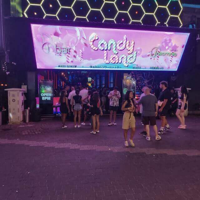 Eingang von Insomnia & iBar in Pattaya bei Nacht