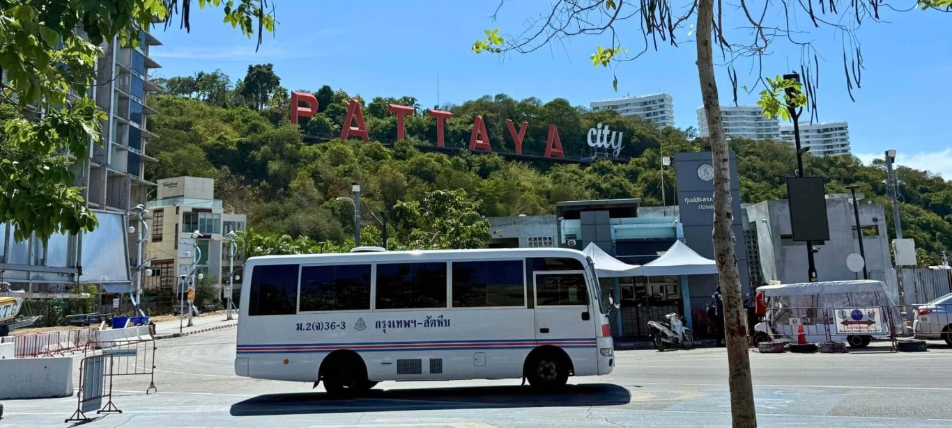 Bus vor dem Pattaya City Sign mit Blick über Pattaya und die Bucht