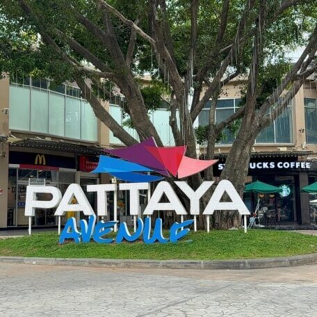 Pattaya Avenue Schriftzug vor Bäumen und Einkaufszentrum in Pattaya