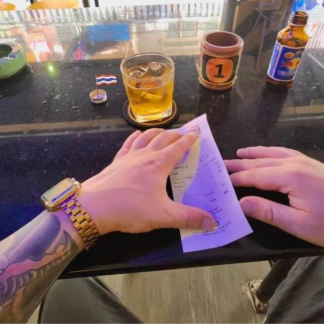 Drink auf dem Bartresen mit laufender Rechnung in einer GoGo Bar in Pattaya