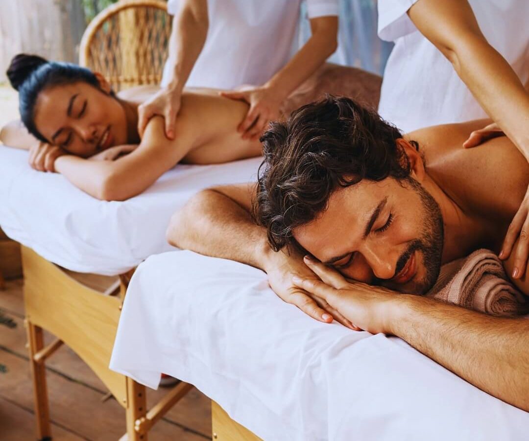 Ein entspannendes Massage-Erlebnis in Thailand: Ein Mann und eine Frau genießen eine traditionelle Thai-Massage in einem Wellness-Spa.
