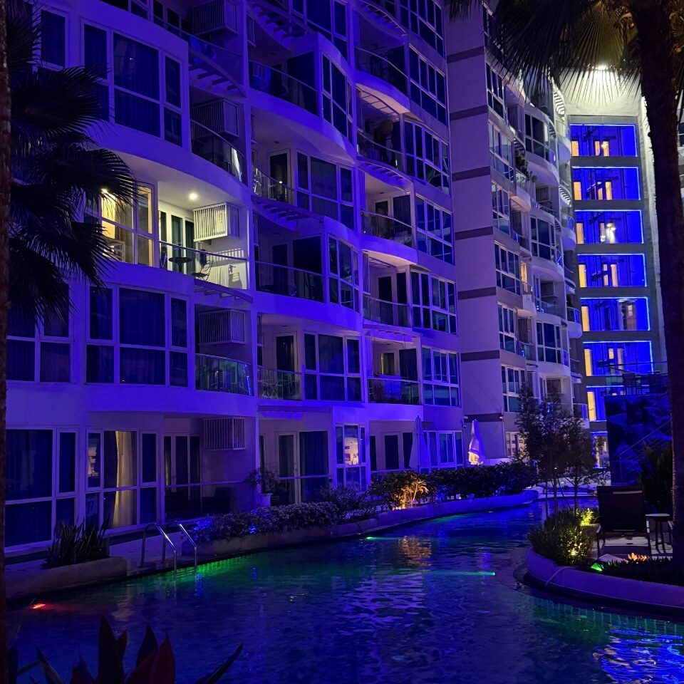 Unterkunft in Pattaya mit Pool bei Nacht