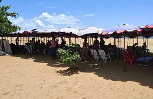Strandtag unter Sonnenschirmen in Jomtien Jomtien Beach mit Sandstrand, Sonnenschirmen und Sitzplätzen am Meer