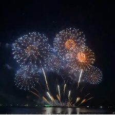 Großes Feuerwerk am Nachthimmel über der Bucht von Pattaya