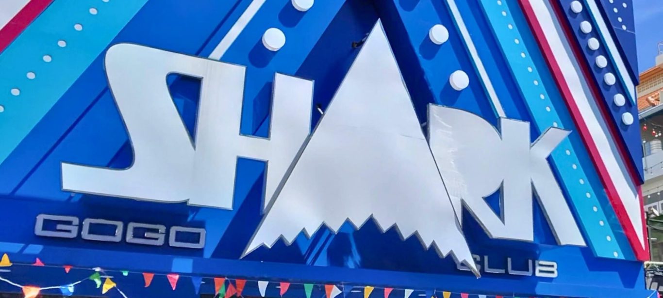 Außenansicht des Shark GoGo Clubs in Pattaya mit großem beleuchtetem Schriftzug