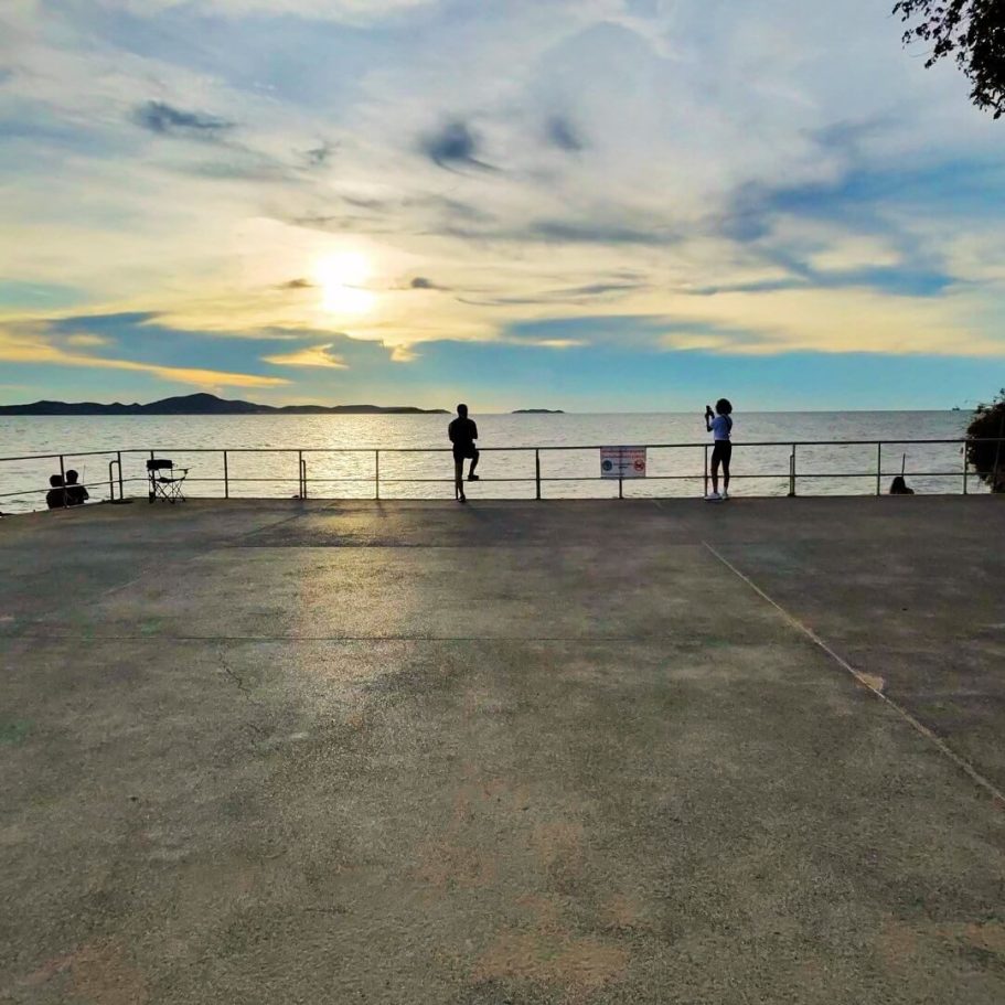 Jomtien Heads Viewpoint - Traumhafter Sonnenuntergang Aussichtspunkt in Jomtien mit Blick auf das Meer bei Sonnenuntergang, zwei Personen stehen an der Reling