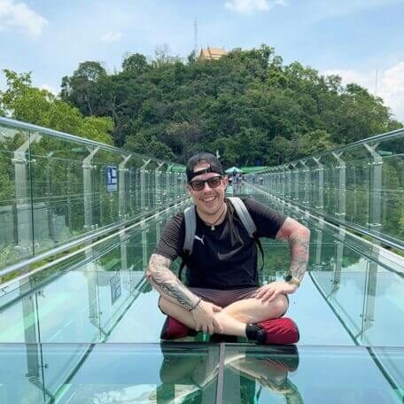 Dennis auf der Glasbrücke am Skywalk Glasbrücke am Skywalk Wat Khao Tabaek mit Dennis Dickmann und Grüner Landschaft