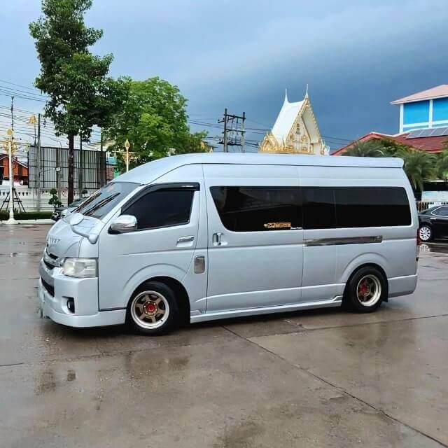 Minivan für Gruppen Silberner Minivan für mehrere Fahrgäste und Gepäck in Pattaya