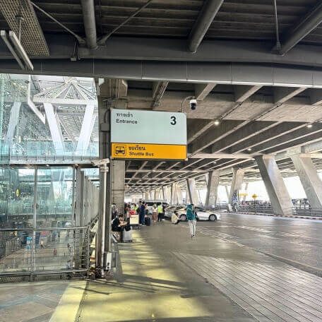 Abholung am Flughafen Bangkok Treffpunkt für Privattransfer und Taxiservice bei Eingang 3 am Suvarnabhumi Airport