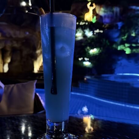 Blauer Cocktail auf einem Tisch im Blue Dragon Beach Club in Pattaya bei Nacht