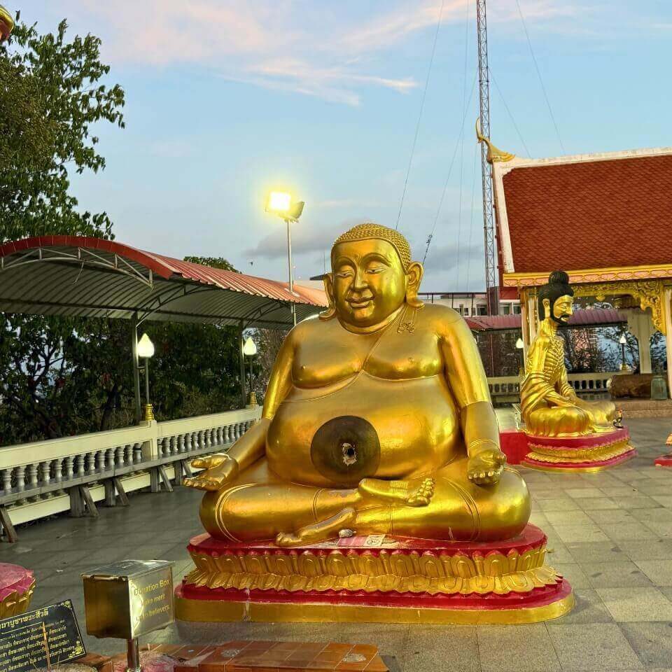 Goldene Buddha Figur am Wat Phra Yai Goldene Buddha-Figur auf dem Tempelgelände des Wat Phra Yai in Pattaya