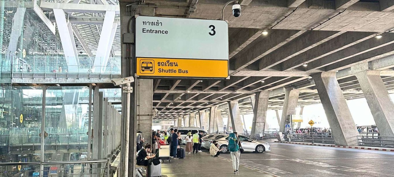 Privattransfer am Suvarnabhumi Airport Bangkok Abholbereich vor Eingang 3 am Suvarnabhumi Airport Bangkok mit wartenden Fahrern und Fahrzeugen