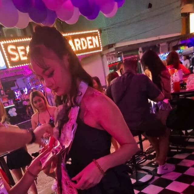 Mitarbeiterin in einer Bar der Soi 6 Mitarbeiterin in einer Bar der Soi 6 Pattaya mit Geldscheinen vor beleuchteter Bar Kulisse