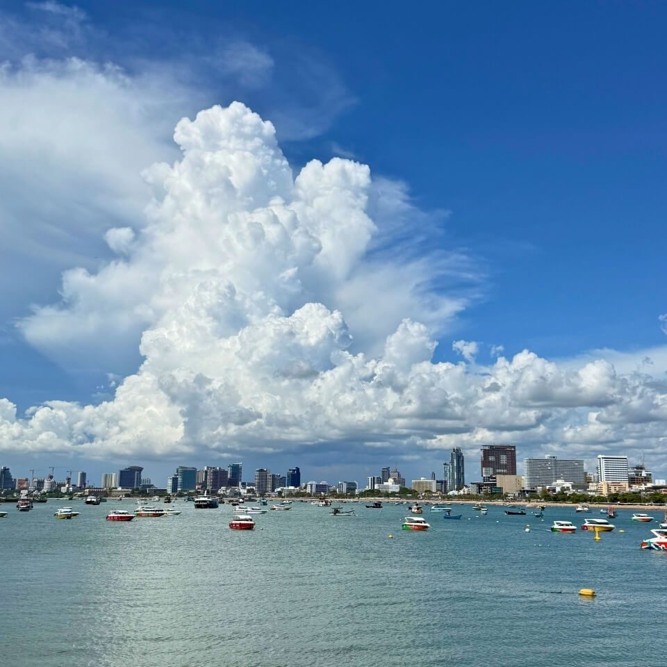 Tropische Wolken über der Pattaya Bucht Pattaya Bucht mit Booten und großen tropischen Wolken über der Stadt