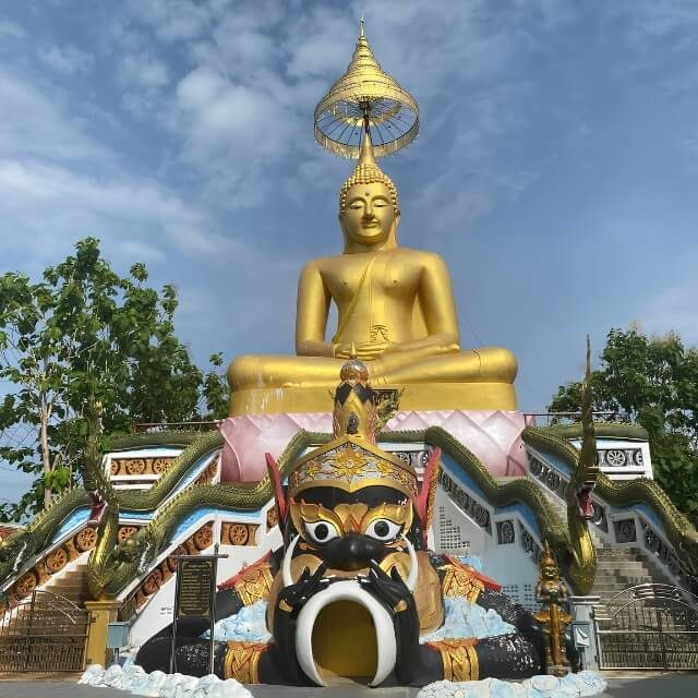 Goldene Buddha-Statue an einem Tempel in Thailand
