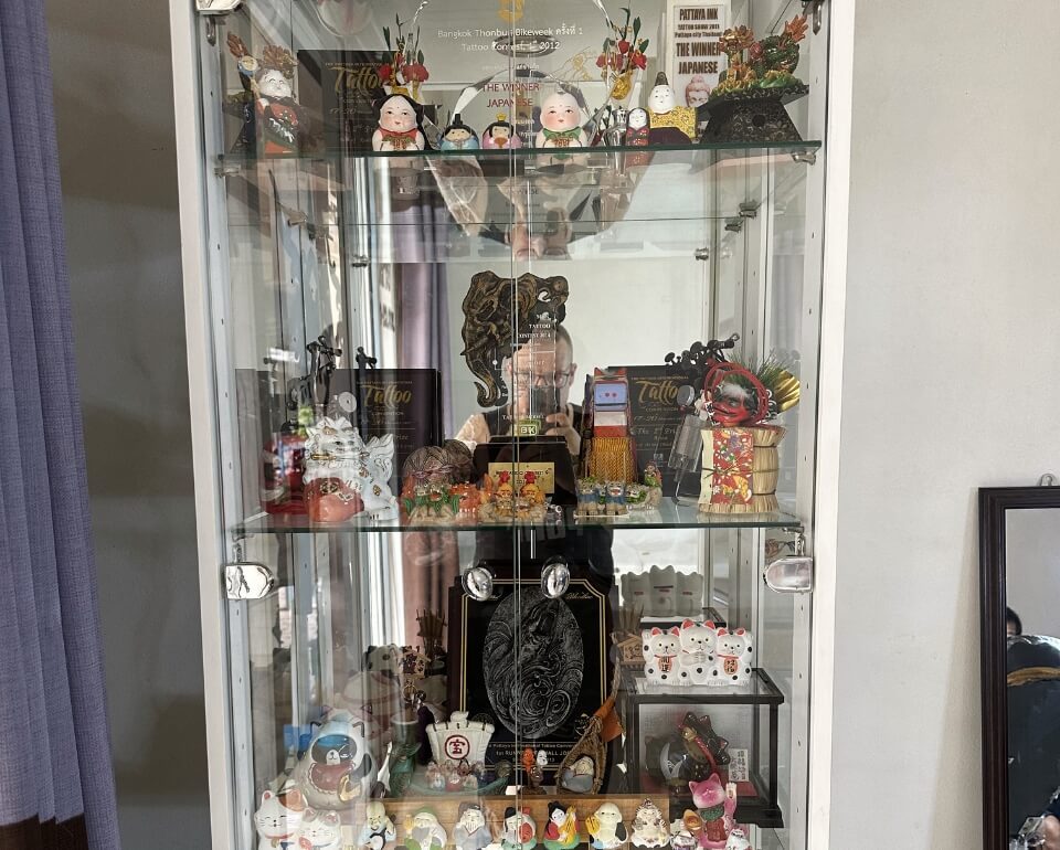 Trophäen und Auszeichnungen von K. Note im Phung Pattaya Tattoo Studio für mehrfach prämierte Tattoo-Arbeiten, darunter Japanese Tattoos