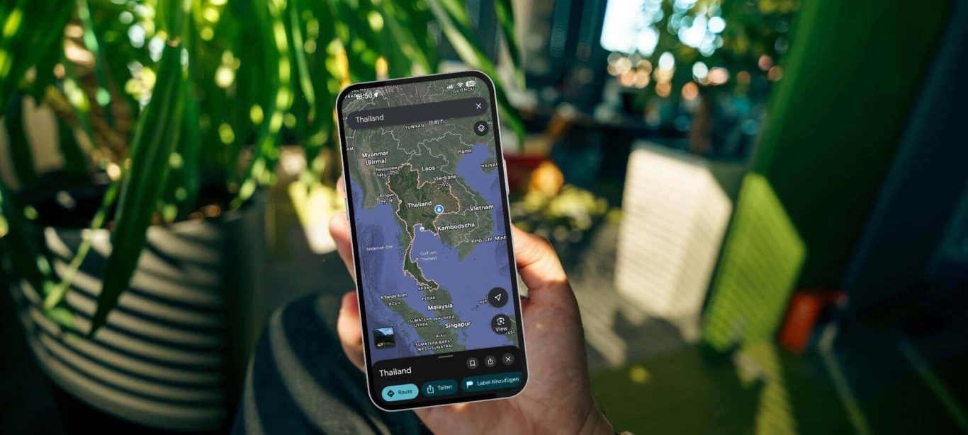 Google Maps Thailand auf dem Smartphone Smartphone mit geöffneter Google-Maps-Karte von Thailand in tropischer Umgebung