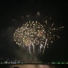 Großes Feuerwerk am Nachthimmel mit hellen Lichtspuren und Explosionen