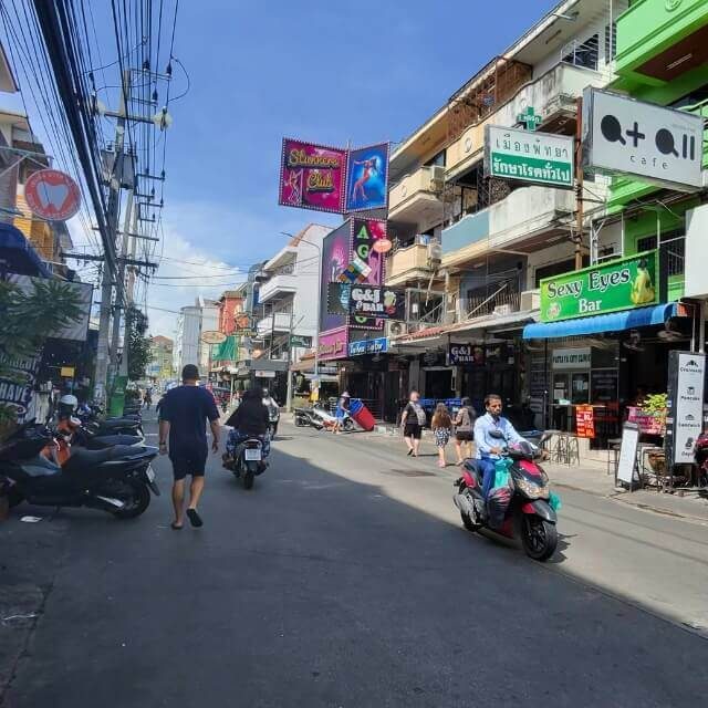 Bars in der Soi Buakhao Pattaya Belebter Abschnitt der Soi Buakhao mit Bars, Cafés und Motorrädern