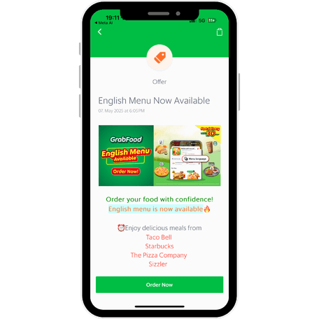 Smartphone mit geöffneter GrabFood-Seite und Hinweis auf das seit Mai 2025 verfügbare englische Menü