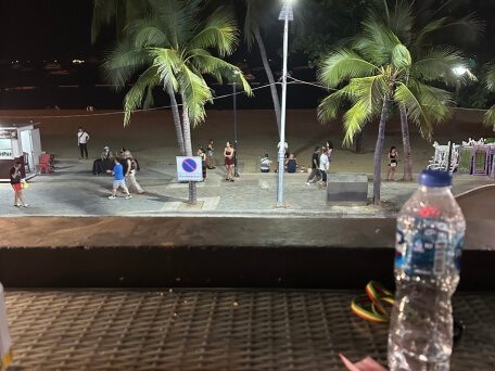 Beach Road in Pattaya bei Nacht mit Menschen an der Strandpromenade