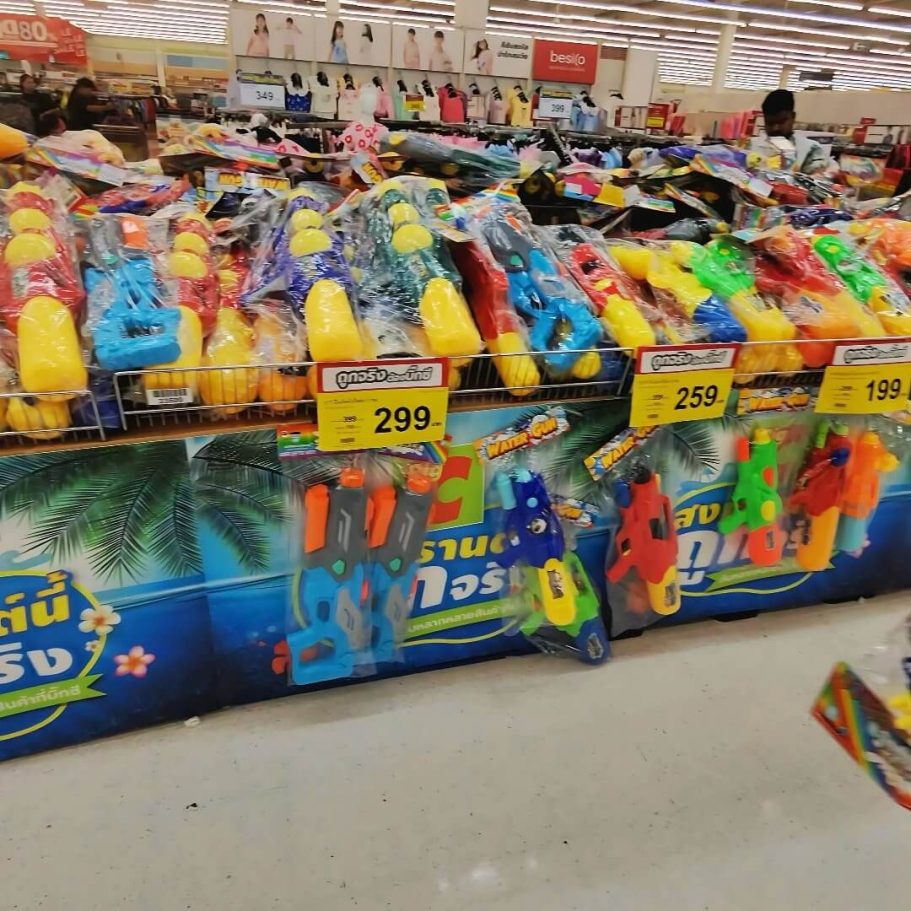 ongkran-Waffen im Supermarkt in Pattaya Bunte Wasserpistolen-Auslage im Big C Extra Pattaya – große Auswahl an Songkran-Waffen direkt am Eingang.