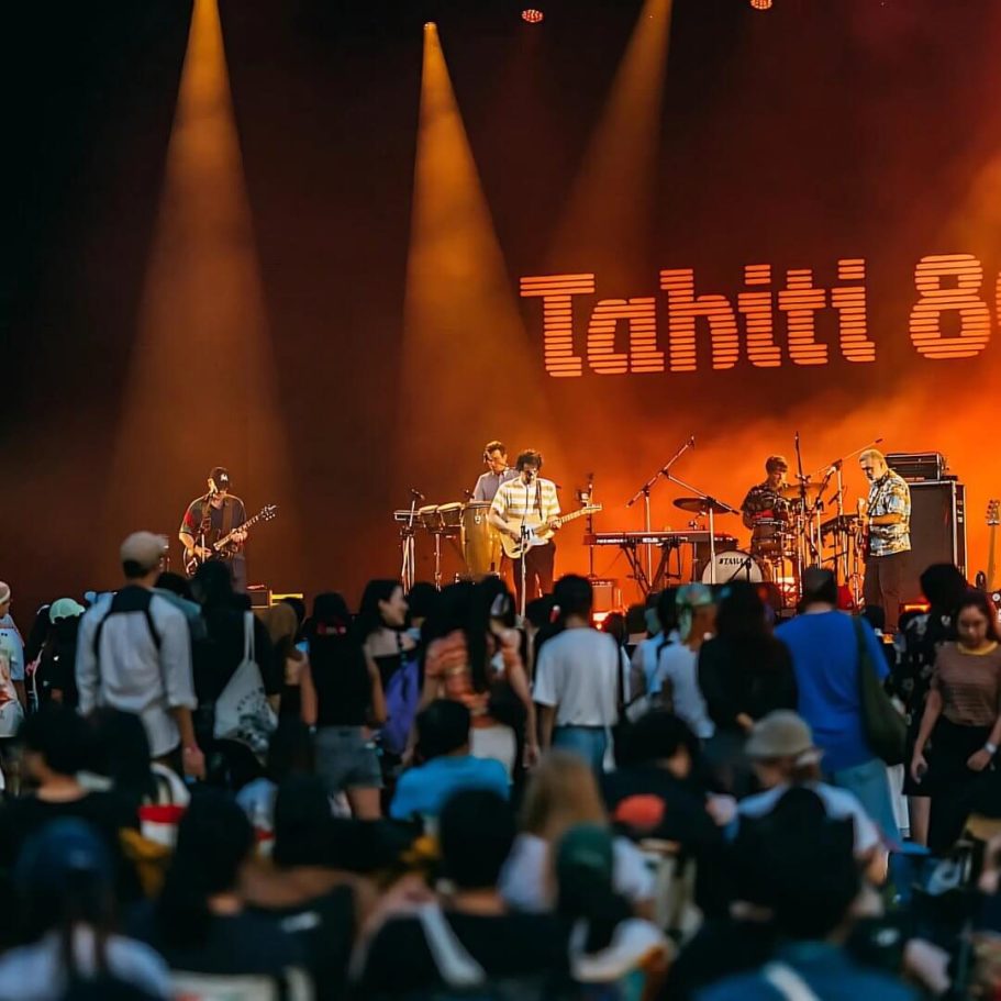 Pelupo Festival – Live-Band Tahiti 80 auf der Bühne Besucher stehen vor der Buehne beim Pelupo Festival, währen die Band spielt.