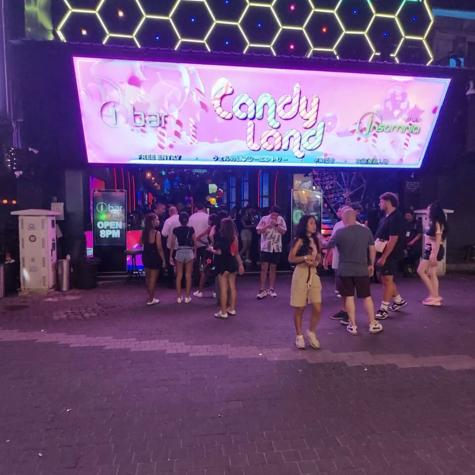 Eingang von Insomnia und iBar Candyland in Pattaya mit beleuchtetem Schild und Gästen vor dem Club