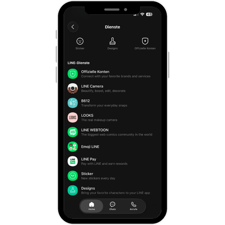 Smartphone mit geöffneter LINE Diensteübersicht und Funktionen wie Official Accounts, LINE Pay, Sticker und Designs
