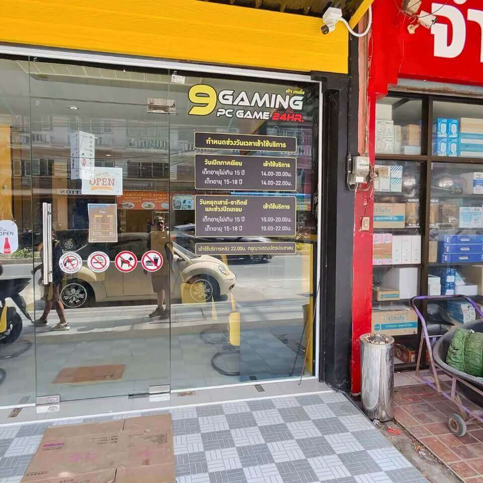 Eingang eines Gaming Shops in Pattaya mit PC Gaming Werbung und Öffnungszeiten