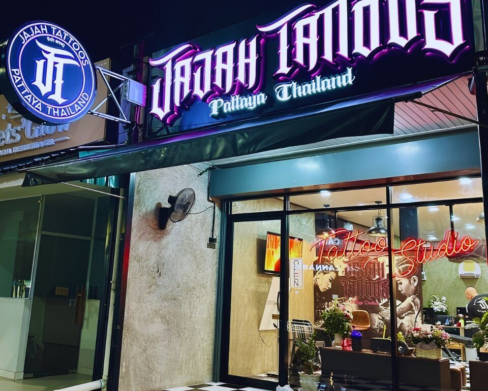 Außenansicht des Jajah Tattoo Studios in Pattaya bei Nacht mit beleuchtetem Studioschild und Eingang