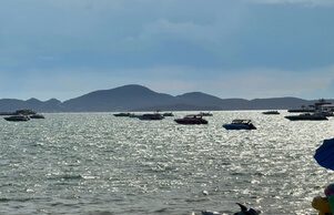 Boote vor Pattayas Stadtstrand Pattaya Beach mit Meer, Booten und Blick auf die vorgelagerten Inseln