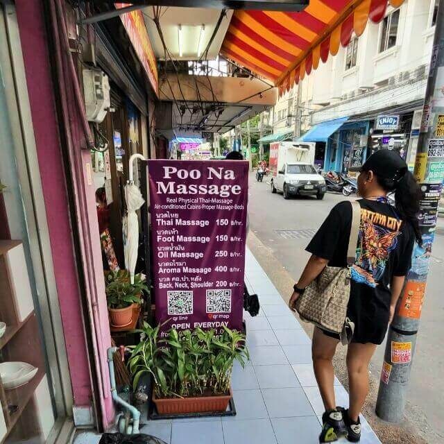Preistafel der Poo Na Massage in Pattaya mit Angeboten für Thai-, Fuß-, Öl- und Rückenmassage