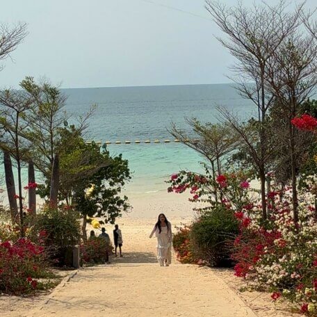 Strandweg auf Koh Larn bei Pattaya Weg zum Strand mit Blick auf das Meer auf Koh Larn
