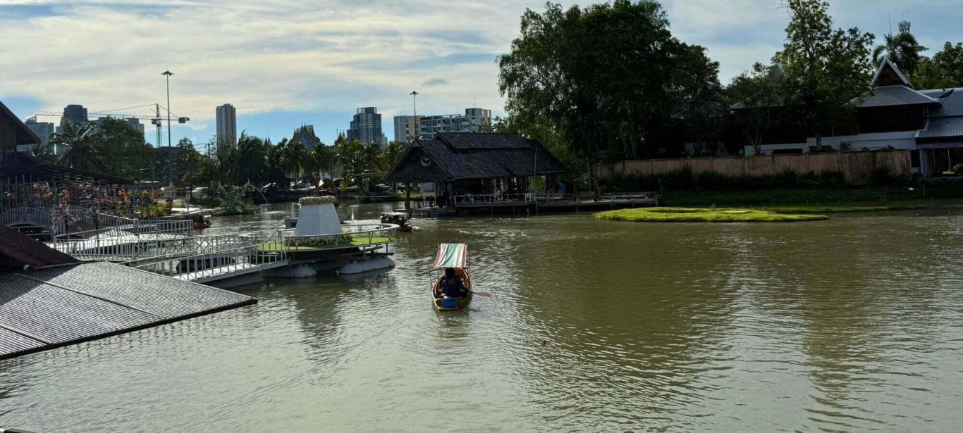 Pattaya Floating Market mit Wasserwegen, Holzstegen und einem Boot