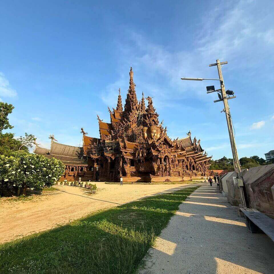 Sanctuary of Truth Holzbauwerk in Pattaya Sanctuary of Truth in Pattaya mit großer Holzfassade und Figuren an der Vorderseite