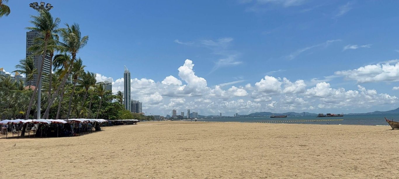 Jomtien Beach bei Pattaya tagsüber Jomtien Beach mit Sandstrand, Palmen und Meer tagsüber