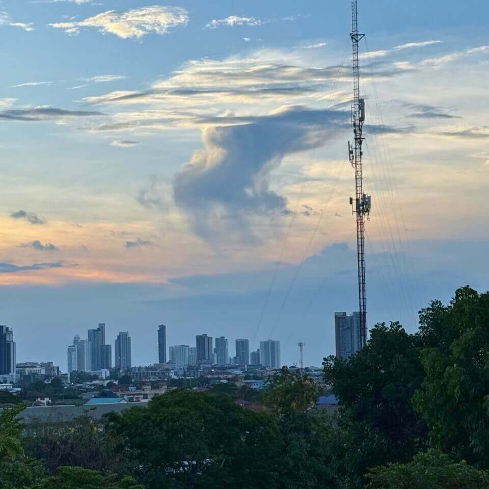 Blick über Pattaya mit hohem Funkturm und Hochhäusern im Hintergrund